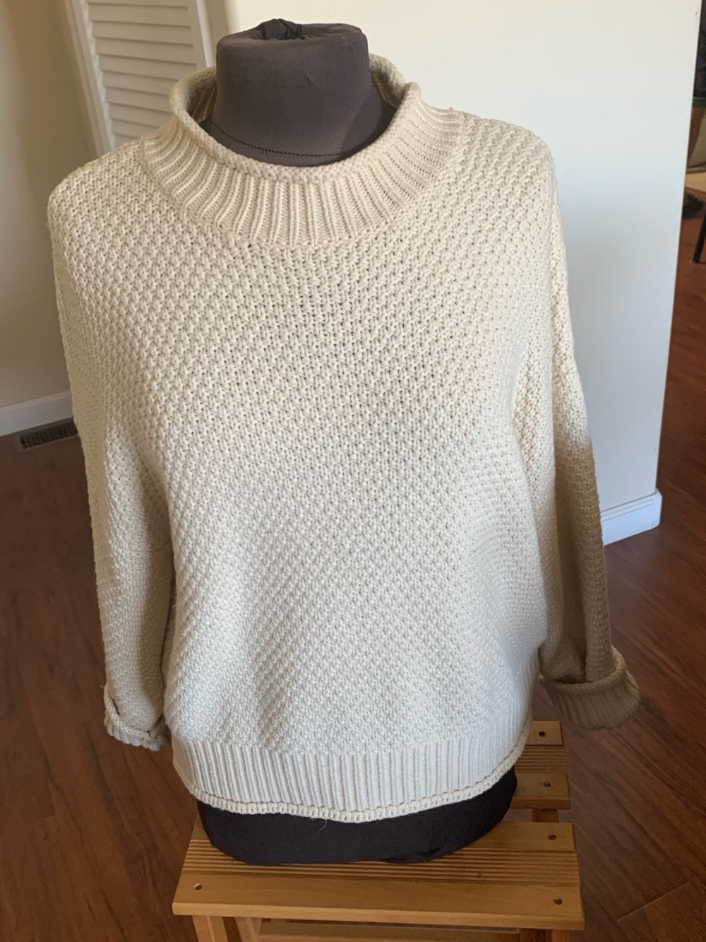 Cream Textured Knit acrylic Sweater , excellent condition